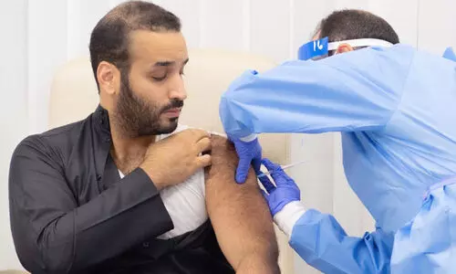 കോ​വി​ഡ്​ വാ​ക്​​സി​നേ​ഷ​ൻ തു​ട​രു​ന്നു: സൗദി കിരീടവകാശി കുത്തിവെപ്പെടുത്തു