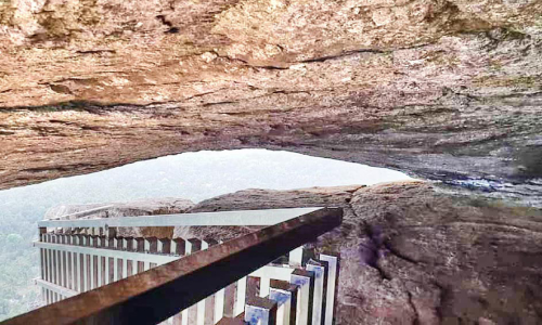 സാ​ഹ​സി​ക വി​നോ​ദ​സ​ഞ്ചാ​രം; ആ​മ​പ്പാ​റ മ​ല​നി​ര​ക​ൾ​ക്കു​ചു​റ്റും സ്​​റ്റീ​ൽ​ വേ​ലി