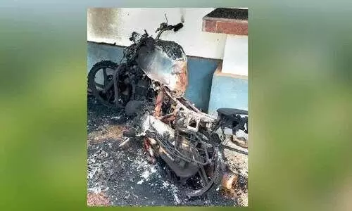 വീ​ടി​ന് നേ​രെ​ ബോം​ബേ​റ് ; അന്വേഷണമാരംഭിച്ചു