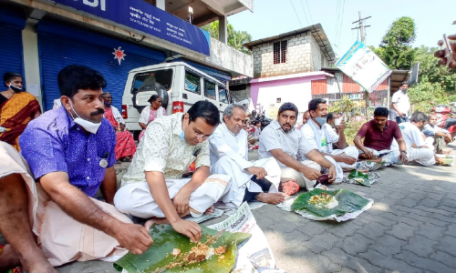 ഗിഫ്റ്റ് സിറ്റി: പൊ​തി​ച്ചോ​റു​മാ​യി തെ​രു​വി​ൽ ക്രി​സ്മ​സ്​ ആ​ഘോ​ഷം