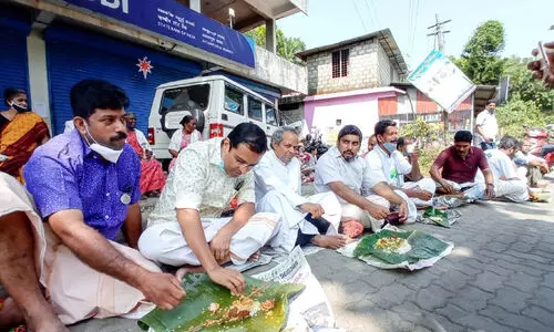 ഗിഫ്റ്റ് സിറ്റി: പൊ​തി​ച്ചോ​റു​മാ​യി തെ​രു​വി​ൽ ക്രി​സ്മ​സ്​ ആ​ഘോ​ഷം