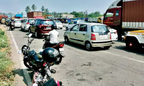 ലോറി തട്ടി വൈദ്യുതി ലൈൻ പൊട്ടിവീണു