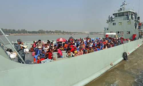 ഏ​തു നി​മി​ഷ​വും ക​ട​ലെടു​ക്കാ​വു​ന്ന  ദ്വീ​പി​ലേ​ക്ക്​ റോ​ഹി​ങ്ക്യ​രു​ടെ പലായനം