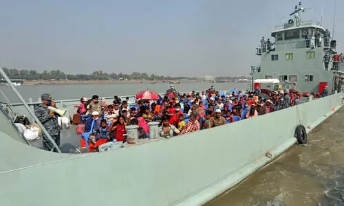 ഏ​തു നി​മി​ഷ​വും ക​ട​ലെടു​ക്കാ​വു​ന്ന  ദ്വീ​പി​ലേ​ക്ക്​ റോ​ഹി​ങ്ക്യ​രു​ടെ പലായനം