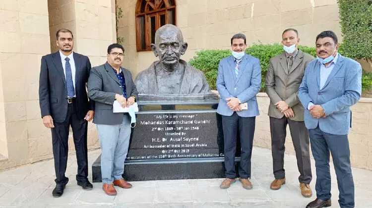 കെ.​​എം.​​സി.​​സി ഭാ​​ര​​വാ​​ഹി​​ക​​ൾ ഇ​​ന്ത്യ​​ൻ എം​​ബ​​സി ഉ​​ദ്യോ​​ഗ​​സ്ഥ​​രു​​മാ​​യി കൂ​​ടി​​ക്കാ​​ഴ്ച ന​​ട​​ത്തി