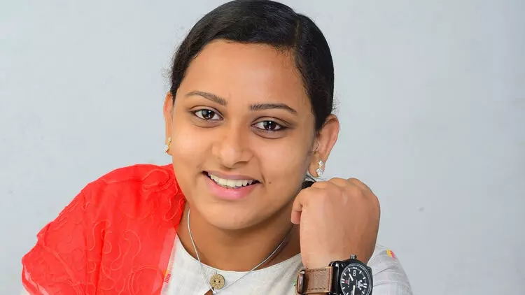 അരുവാപ്പുലം നയിക്കാൻ 21കാരി രേഷ്മ; സംസ്ഥാനത്തെ പ്രായം കുറഞ്ഞ പഞ്ചായത്ത് പ്രസിഡൻറ് അരുവാപ്പുലം നയിക്കാൻ 21കാരി രേഷ്മ; സംസ്ഥാനത്തെ പ്രായം കുറഞ്ഞ പഞ്ചായത്ത് പ്രസിഡൻറ്