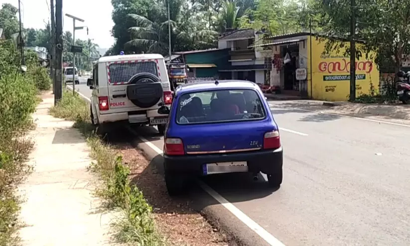 യാത്രക്കിടെ ഭർത്താവ് ഭാര്യയെ നടുറോഡിൽ വച്ച് കല്ലുകൊണ്ട് തലയ്ക്കടിച്ചു യാത്രക്കിടെ ഭർത്താവ് ഭാര്യയെ നടുറോഡിൽ വച്ച് കല്ലുകൊണ്ട് തലയ്ക്കടിച്ചു