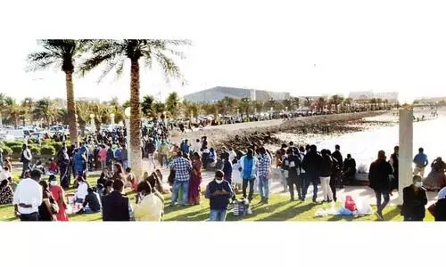 വി​ല​ക്ക്​ ലം​ഘി​ച്ച്​ പൊ​തു​ഇ​ട​ങ്ങ​ളി​ൽ ആ​ഘോ​ഷം