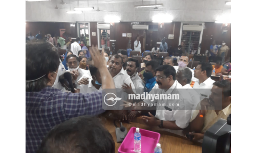 വോട്ടെടുപ്പിനിടെ പാലക്കാട് നഗരസഭയിൽ ബഹളം