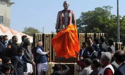 ഡ​ൽ​ഹി ക്രിക്കറ്റ്​ സ്​റ്റേഡിയത്തിലെ ജയ്​റ്റ്​ലിയുടെ പ്രതിമ അമിത്​ ഷാ അ​നാ​ച്ഛാ​ദ​നം ചെ​യ്​​തു