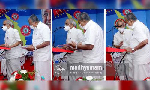 ചടങ്ങ്​ വൈകി; ജില്ല സെക്രട്ടറിയെ മൈക്കിന്​ മുന്നിൽനിന്ന് മാറ്റി മുഖ്യമന്ത്രി