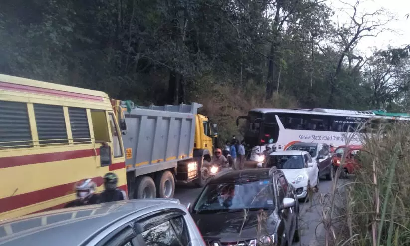 വളവിൽ ബസ് കുടുങ്ങി: താമരശ്ശേരി ചുരത്തിൽ വൻ ഗതാഗത തടസം
