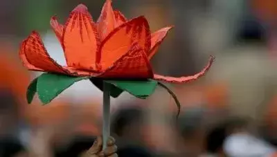 താമരയു​െട ചിത്രം സ്​റ്റാറ്റസാക്കി; സി.പി.എം വനിതനേതാവ് ബി.ജെ.പിയിലേക്കെന്ന് പ്രചാരണം