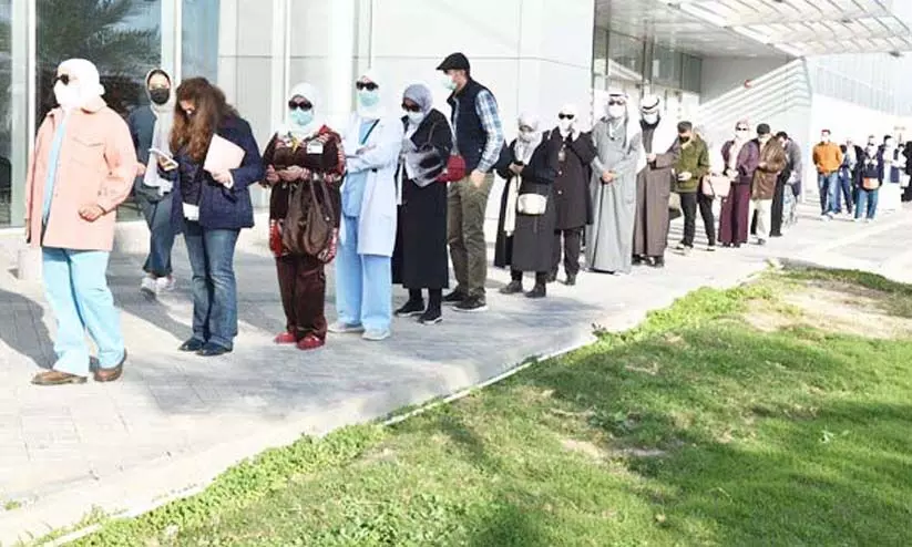 കോവിഡ് വാക്സിനേഷൻ പ്രതിദിനം 1000 പേർക്ക്; അടുത്തയാഴ്ച 10,000 ആക്കും കോവിഡ് വാക്സിനേഷൻ പ്രതിദിനം 1000 പേർക്ക്; അടുത്തയാഴ്ച 10,000 ആക്കും