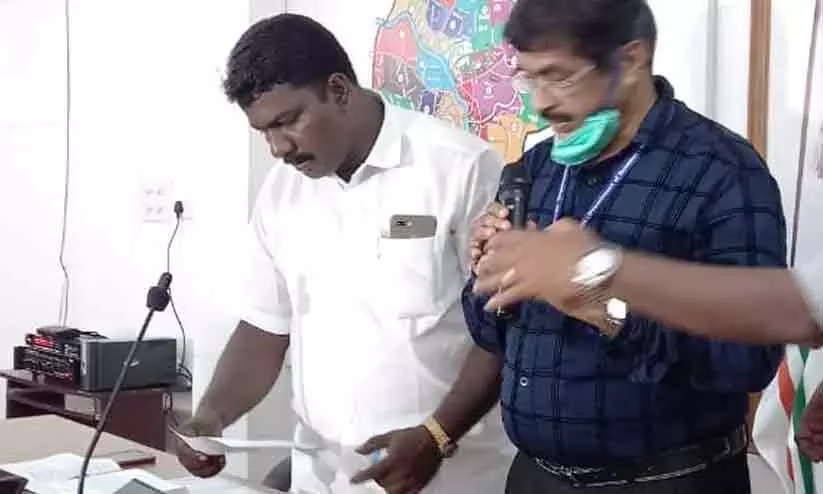 തൊടുപുഴയിൽ എൽ.ഡി.എഫ് അട്ടിമറി; ലീഗ് സ്വതന്ത്രയും യു.ഡി.എഫ് വിമതനും പിന്തുണച്ചു തൊടുപുഴയിൽ എൽ.ഡി.എഫ് അട്ടിമറി; ലീഗ് സ്വതന്ത്രയും യു.ഡി.എഫ് വിമതനും പിന്തുണച്ചു