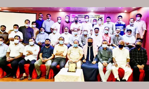 എ.​പി. കു​ഞ്ഞാ​ലി ഹാ​ജി​ക്ക് യാ​ത്ര​യ​യ​പ്പ് ന​ൽ​കി