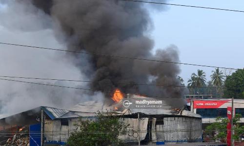 കോഴിക്കോട്​ കുണ്ടായിത്തോടിൽ വൻ തീപിടിത്തം
