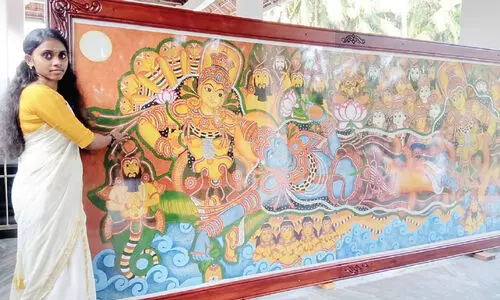 അമ്മക്ക് സ്മരണാഞ്ജലിയാണ് അഭിനയുടെ മ്യൂറൽ പെയിൻറിങ് അമ്മക്ക് സ്മരണാഞ്ജലിയാണ് അഭിനയുടെ മ്യൂറൽ പെയിൻറിങ്