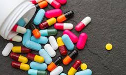 മ​യ​ക്കു​മ​രു​ന്നിന്​ പ​ണം ന​ൽ​കി​യി​ല്ല; മാ​താ​പി​താ​ക്ക​ളെ ഇ​റ​ക്കി​വി​ട്ടു