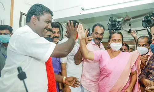 മത്സരിച്ച് വിജയിച്ച സ്വതന്ത്ര ഇടതു മുന്നണിയിൽ ചേർന്നു; വോട്ടർമാരോട് ക്ഷമചോദിച്ച് യു.ഡി.എഫുകാരുടെ ഭവന സന്ദർശനം മത്സരിച്ച് വിജയിച്ച സ്വതന്ത്ര ഇടതു മുന്നണിയിൽ ചേർന്നു; വോട്ടർമാരോട് ക്ഷമചോദിച്ച് യു.ഡി.എഫുകാരുടെ ഭവന സന്ദർശനം