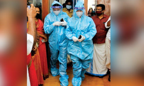 മൂ​ന്ന് കൗ​ൺ​സി​ല​ർ​മാ​രെ​ത്തി​യ​ത് പി.​പി.​ഇ കി​റ്റ് ധ​രി​ച്ച്