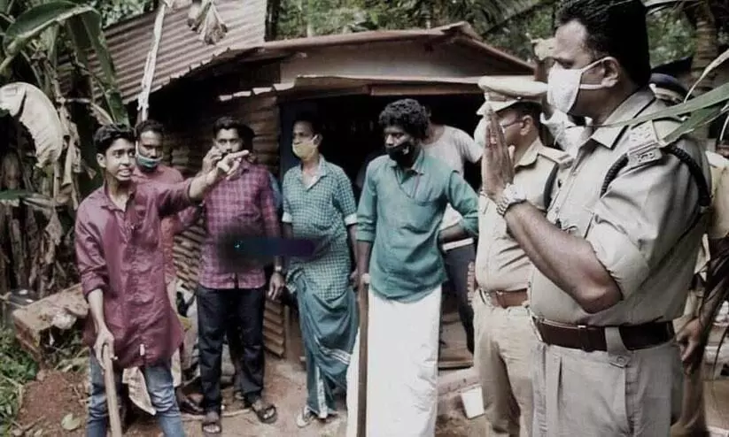 നിങ്ങൾ എല്ലാരും കൂടെയാണ് കൊന്നത്. ഇനി അടക്കാനും പറ്റൂല്ലെന്നോ? -അച്ഛന്റെ കുഴിമാടം വെട്ടുന്ന മകന്റെ ചോദ്യം കേരളത്തെ പൊള്ളിക്കുന്നു നിങ്ങൾ എല്ലാരും കൂടെയാണ് കൊന്നത്. ഇനി അടക്കാനും പറ്റൂല്ലെന്നോ? -അച്ഛന്റെ കുഴിമാടം വെട്ടുന്ന മകന്റെ ചോദ്യം കേരളത്തെ പൊള്ളിക്കുന്നു