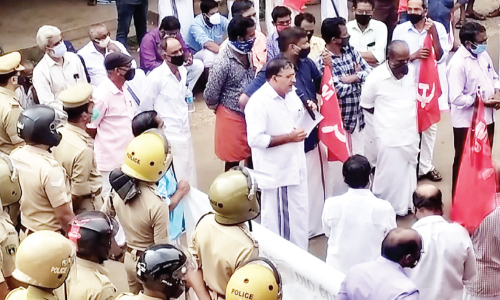 കാറിടിച്ച്​ കൊല്ലാൻ ശ്രമിച്ചെന്ന്​ പരാതി;   ആർ.എം.പി.ഐ പൊലീസ് സ്​റ്റേഷന്‍ മാർച്ച്​