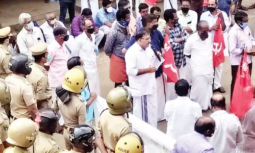 കാറിടിച്ച്​ കൊല്ലാൻ ശ്രമിച്ചെന്ന്​ പരാതി;   ആർ.എം.പി.ഐ പൊലീസ് സ്​റ്റേഷന്‍ മാർച്ച്​