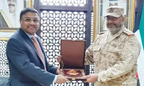 അം​ബാ​സ​ഡ​ർ സാ​യു​ധ​സേ​ന ത​ല​വ​നെ ക​ണ്ടു