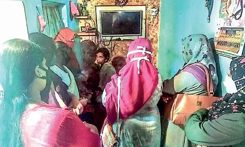 വി​മ​ൻ ജ​സ്​​റ്റി​സ്, ഫ്ര​റ്റേ​ണി​റ്റി മൂ​വ്മെൻറ് നേ​താ​ക്ക​ൾ അ​നീ​ഷി​െൻറ വീ​ട് സ​ന്ദ​ർ​ശി​ച്ചു