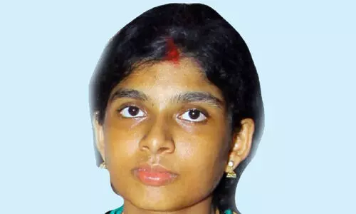 യു​വ​തി തീ​കൊ​ളു​ത്തി മ​രി​ച്ചു