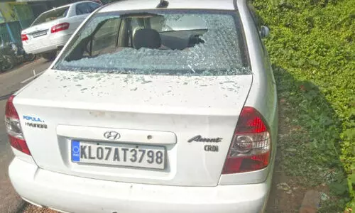 നിർത്തിയിട്ട വാഹനങ്ങൾ അടിച്ചുതകർത്തു