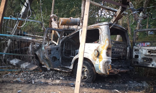 നിയന്ത്രണം വിട്ട കാർ വൈദ്യുതി ട്രാൻസ്ഫോർമറിൽ ഇടിച്ച് കത്തി നശിച്ചു