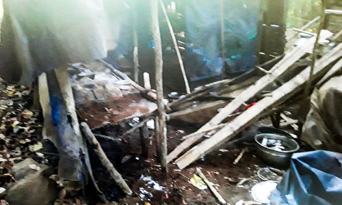 ഒറ്റയാ​െൻറ ആക്രമണത്തിൽ കുടിലുകൾ തകർന്നു; അ​മ്മ​യും കു​ഞ്ഞു​ങ്ങ​ളും അ​ത്ഭു​ത​ക​ര​മാ​യി ര​ക്ഷ​പ്പെ​ട്ടു