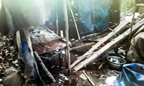 ഒറ്റയാ​െൻറ ആക്രമണത്തിൽ കുടിലുകൾ തകർന്നു; അ​മ്മ​യും കു​ഞ്ഞു​ങ്ങ​ളും അ​ത്ഭു​ത​ക​ര​മാ​യി ര​ക്ഷ​പ്പെ​ട്ടു