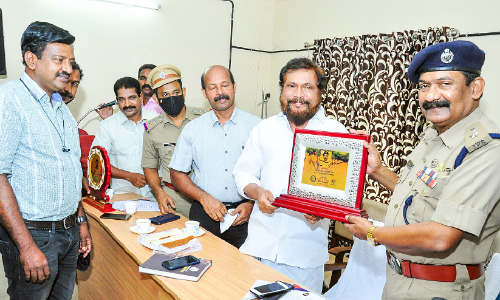 പ​ത്ത​നം​തി​ട്ട ജില്ല പൊലീസ് മേധാവി കെ.ജി. സൈമണ്‍ നാളെ വിരമിക്കും; യാത്രയയപ്പ് നല്‍കി