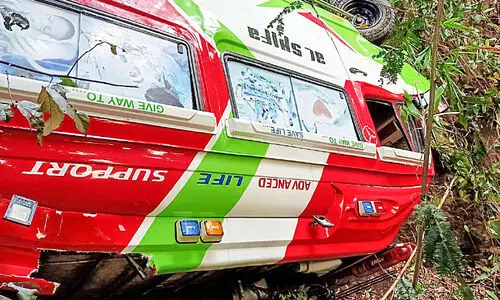 രോ​ഗി​ക​ളു​മാ​യി പോ​യ ആം​ബു​ല​ൻ​സ്​ കൊ​ക്ക​യി​ലേ​ക്ക് മ​റി​ഞ്ഞു; ഏ​ഴു​പേ​ർ​ക്ക്​ പ​രി​ക്ക്​