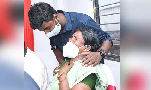 മക​െൻറ സ്​മാരകത്തിന്​ മുന്നിൽ വിങ്ങിപ്പൊട്ടി ഭൂപതി