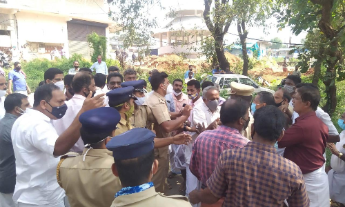 നടുവിൽ പഞ്ചായത്തിൽ അട്ടിമറിയിലൂടെ എൽഡിഎഫ്; 40 വർഷത്തെ യു.ഡി.എഫ് ഭരണത്തിന് അന്ത്യം നടുവിൽ പഞ്ചായത്തിൽ അട്ടിമറിയിലൂടെ എൽഡിഎഫ്; 40 വർഷത്തെ യു.ഡി.എഫ് ഭരണത്തിന് അന്ത്യം