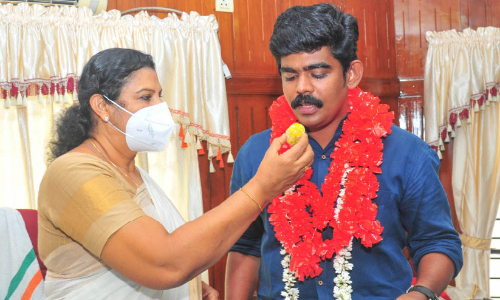 റബർ തലപ്പിൽ ചുവപ്പ് റബർ തലപ്പിൽ ചുവപ്പ്