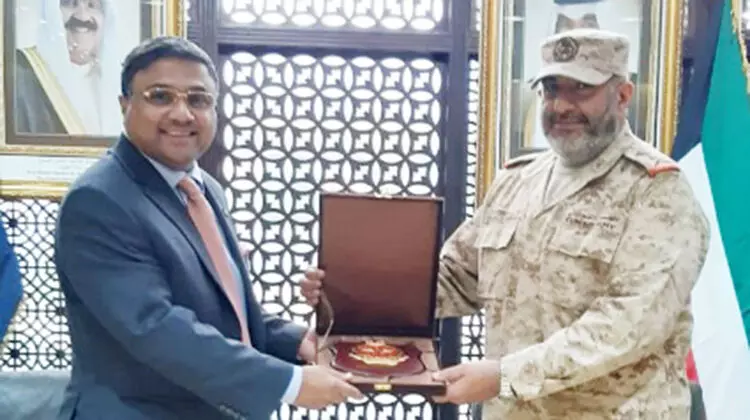 അം​ബാ​സ​ഡ​ർ സാ​യു​ധ​സേ​ന ത​ല​വ​നെ ക​ണ്ടു