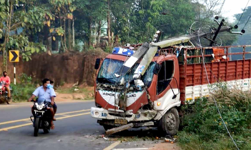 നിയന്ത്രണം വിട്ട ലോറി പോസ്റ്റ് തകർത്തു നിയന്ത്രണം വിട്ട ലോറി പോസ്റ്റ് തകർത്തു