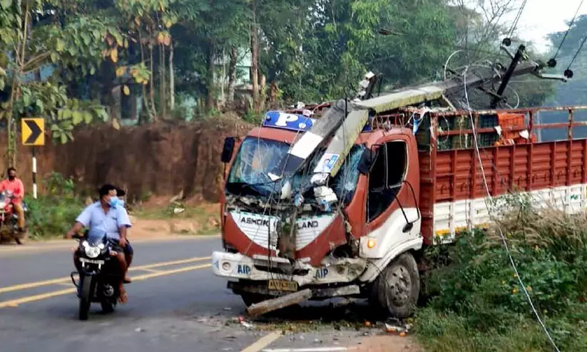 നി​യ​ന്ത്ര​ണം വി​ട്ട ലോ​റി പോ​സ്​​റ്റ്​​ ത​ക​ർ​ത്തു