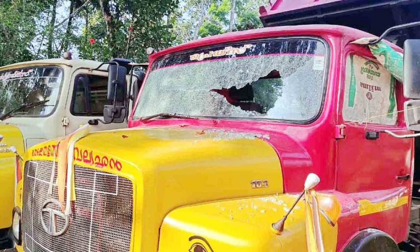 ലോറികളുടെ ചില്ലുകൾ തകർത്തു ലോറികളുടെ ചില്ലുകൾ തകർത്തു