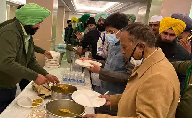 ചർച്ചക്കിടെ കർഷകർ കൊണ്ടുവന്ന ഭക്ഷണം കഴിച്ച് കേന്ദ്ര മന്ത്രിമാർ ചർച്ചക്കിടെ കർഷകർ കൊണ്ടുവന്ന ഭക്ഷണം കഴിച്ച് കേന്ദ്ര മന്ത്രിമാർ