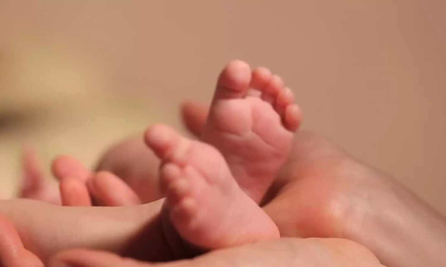 ഇരട്ടകൾ ഉദരത്തിലിരിക്കെ മൂന്നാമത്തെ കുട്ടിയെയും ഗർഭം ധരിച്ച് യുവതി