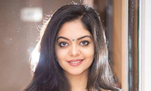 നടി അഹാന കൃഷ്ണകുമാറിന് കോവിഡ് നടി അഹാന കൃഷ്ണകുമാറിന് കോവിഡ്