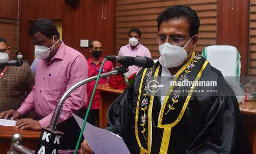 കലക്ടറുമായി സമ്പർക്കം: തൃശൂര്‍ മേയർ എം.കെ. വർഗീസ് നിരീക്ഷണത്തിൽ