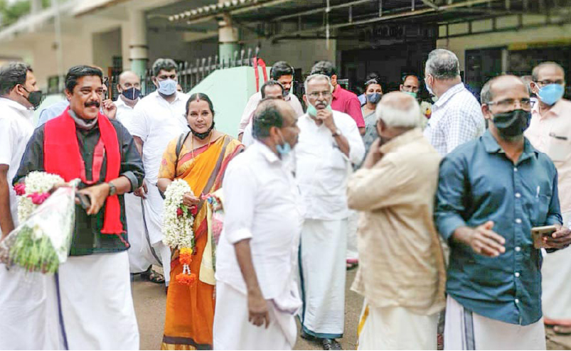 കുന്ദമംഗലത്ത് ഇനി ഇടത് ഭരണം; വൈസ് പ്രസിഡൻറ് തെരഞ്ഞെടുപ്പിനിടെ നാടകീയ രംഗങ്ങൾ കുന്ദമംഗലത്ത് ഇനി ഇടത് ഭരണം; വൈസ് പ്രസിഡൻറ് തെരഞ്ഞെടുപ്പിനിടെ നാടകീയ രംഗങ്ങൾ