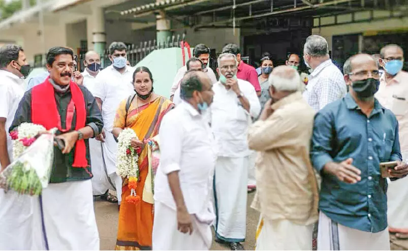 കുന്ദമംഗലത്ത് ഇനി ഇടത് ഭരണം; വൈ​സ് പ്ര​സി​ഡ​ൻ​റ് തെരഞ്ഞെടുപ്പിനിടെ നാടകീയ രംഗങ്ങൾ